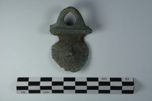 Aplique sítula de bronce